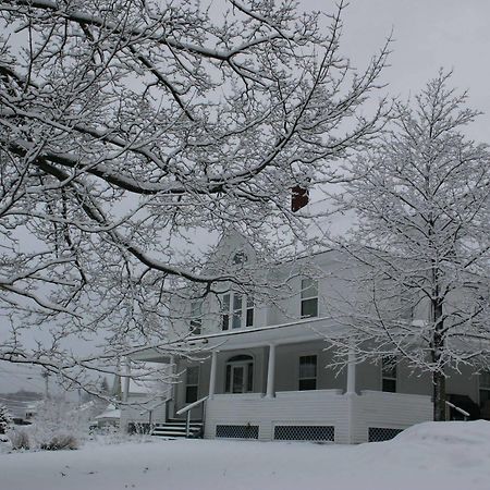 The Young House Bed And BreakfastMillinocket エクステリア 写真