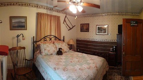 The Young House Bed And BreakfastMillinocket エクステリア 写真